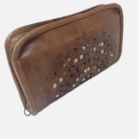 Handbags - 😻VTG Leather Studded Wallet